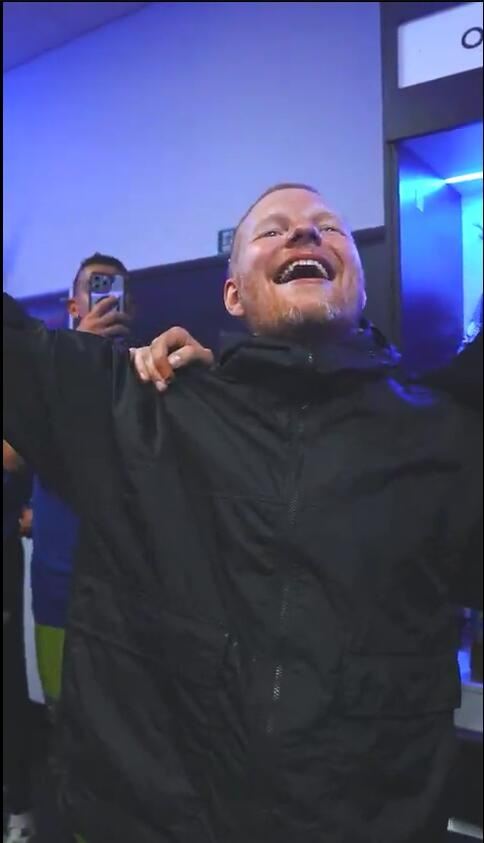 伊普斯维奇升入英超，该队忠粉艾德·希兰与球员们一起庆祝