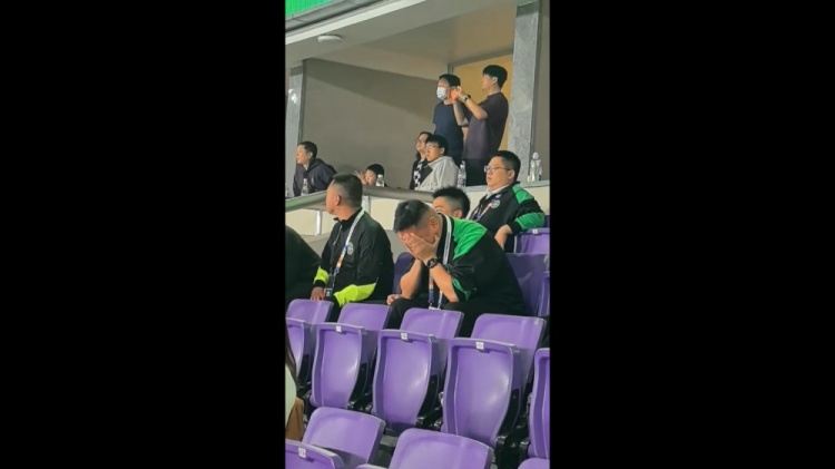 记者：王钰栋进球后浙江副总喜极而泣，米特里策上前安慰