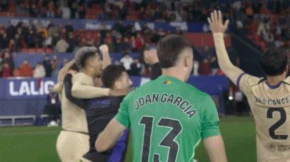 马卡：巴萨球员赛后和球迷们一起庆祝，已经进入提前夺冠庆祝模式