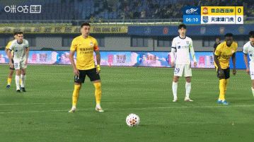 杨展鹏造点，戴维森主罚的点球被闫炳良扑出，西海岸仍0-0津门虎
