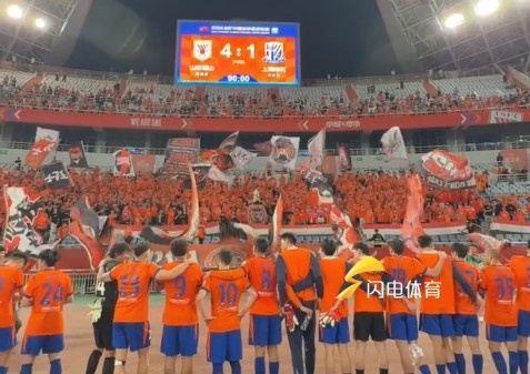 双向奔赴！泰山4-1大胜申花，赛后泰山全体球员向现场球迷致谢