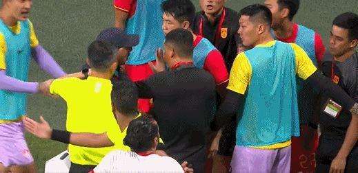 角色互换！3年前郑智拉架王大雷，如今王大雷劝架郑智