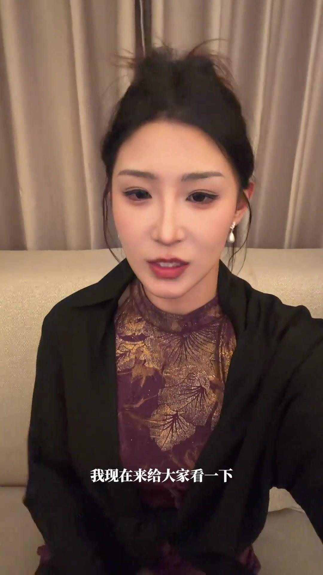 紫气东来！博主“马德李”穿紫色旗袍亮相亚洲杯抽签，助阵中国队
