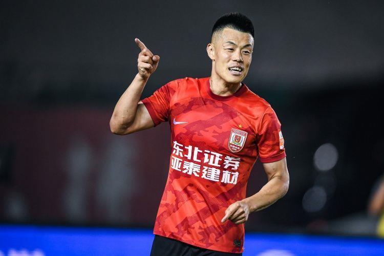 足球报：38岁谭龙成为亚泰“定海神针”，一己之力将球队拉出谷底