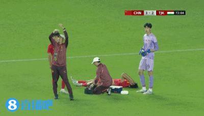 国少后卫柏骅峻受伤倒地后掩面哭泣，经队医检查后被担架抬出场