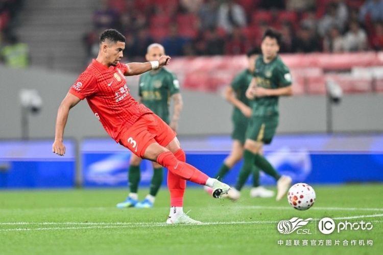 上海海港队2-2战平浙江俱乐部绿城队，下轮将做客对阵成都蓉城