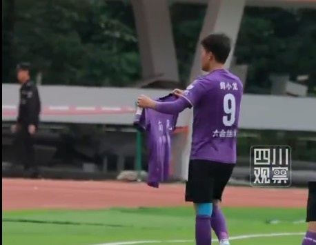 川超赛场暖心行为：南充队鲜小龙罚进点球后举起受伤队友球衣致意