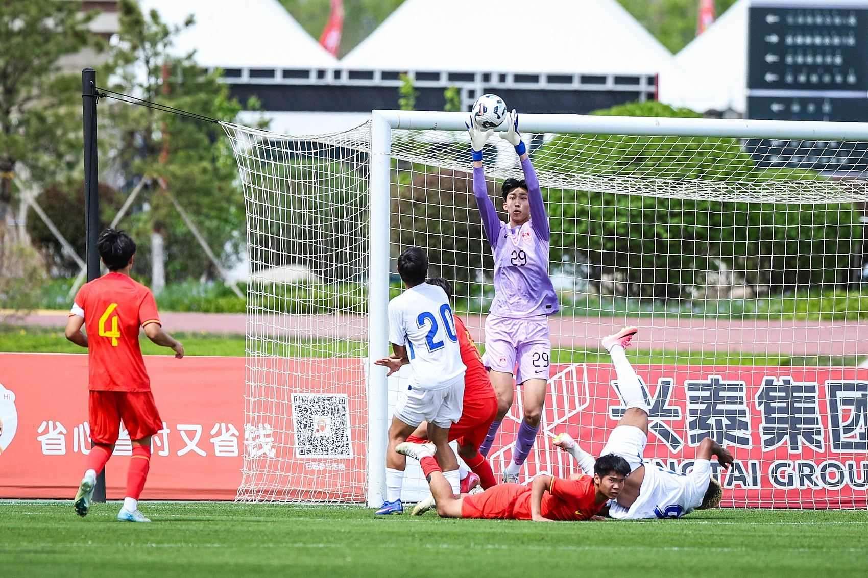 U16门将江宇涵：球迷没打伞没穿雨衣淋着雨给我们加油，很感谢