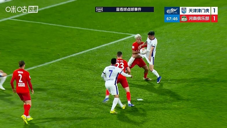 VAR看了5分钟！基莱斯、黄锐烽争抢中双双手球，裁判认定不是点球