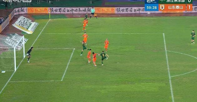 浙江1-1泰山！程进补射破门，边裁举旗但VAR介入认定不越位