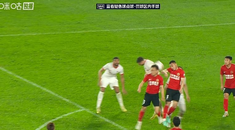 吹哨后看VAR！铁人vs海牛主裁判吹终场哨后，VAR介入认定无点球