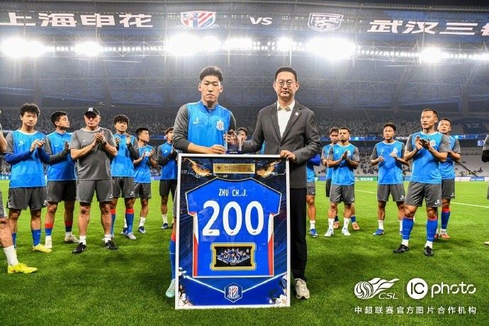 今晚申花主场赛前，申花为朱辰杰举行代表申花出战200场纪念仪式