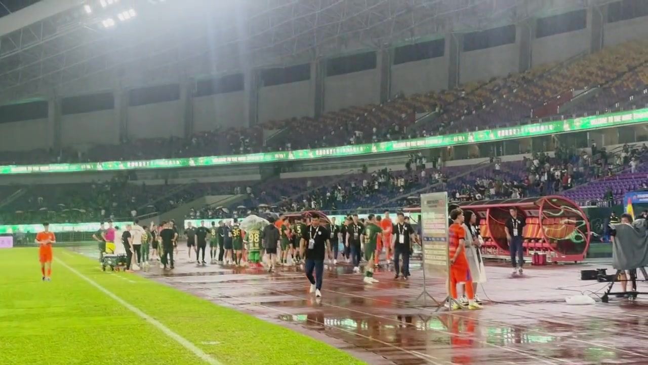 泰山队赛后谢场：王大雷向球迷深鞠躬致歉，韩鹏招呼球员走上前