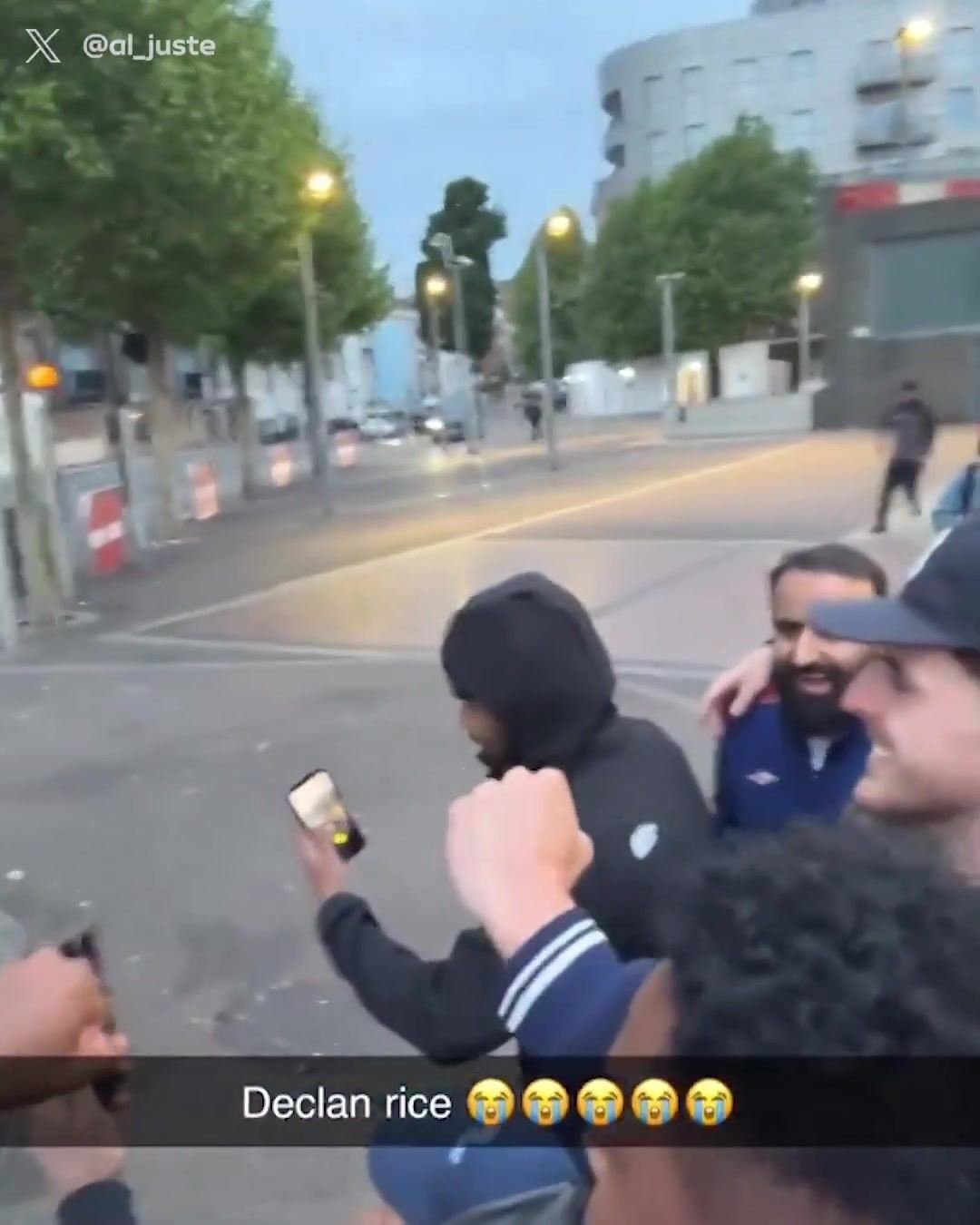通宵庆祝！赖斯清晨在街头与枪迷合影，高喊Arsenal