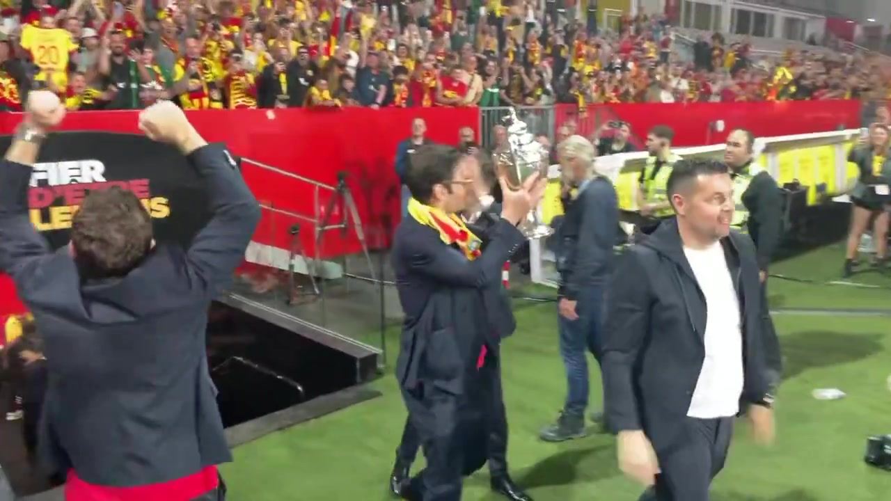 这就是足球！朗斯夺得法国杯冠军，凌晨4点2万名球迷迎接球队凯旋