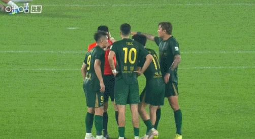 半场哨响后VAR介入！浙江vs铁人主裁查看回放后认定无点球
