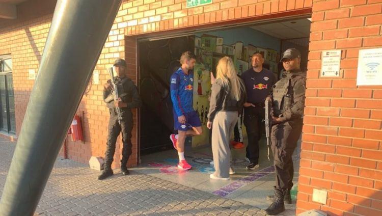 图片报：莱比锡前往南非参加活动，特种部队全程荷枪实弹保护
