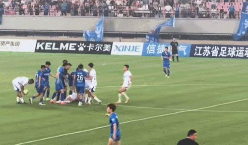 无锡吴钩vs南京城市两名球员推搡冲突，双双被中足联禁赛3场！