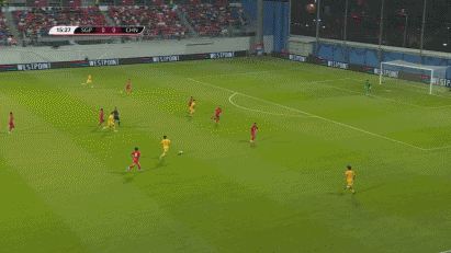 国足1-0领先新加坡！谢文能传中 塞鸟高高跃起头球收获国足处子球