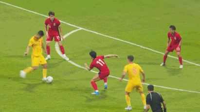 国足2-0领先新加坡！黄嘉辉远射造对手手球，张玉宁点射破门