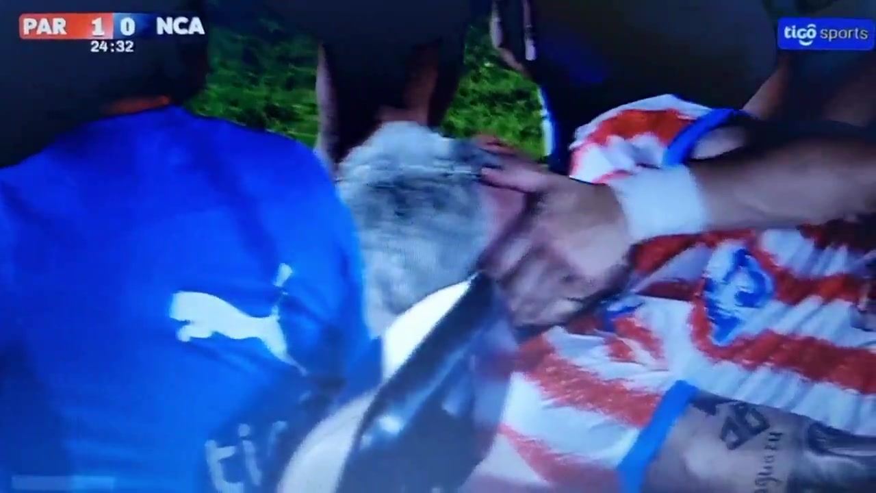 世界杯前受伤含泪被抬下！巴拉圭主帅谈恩西索：希望问题不大吧