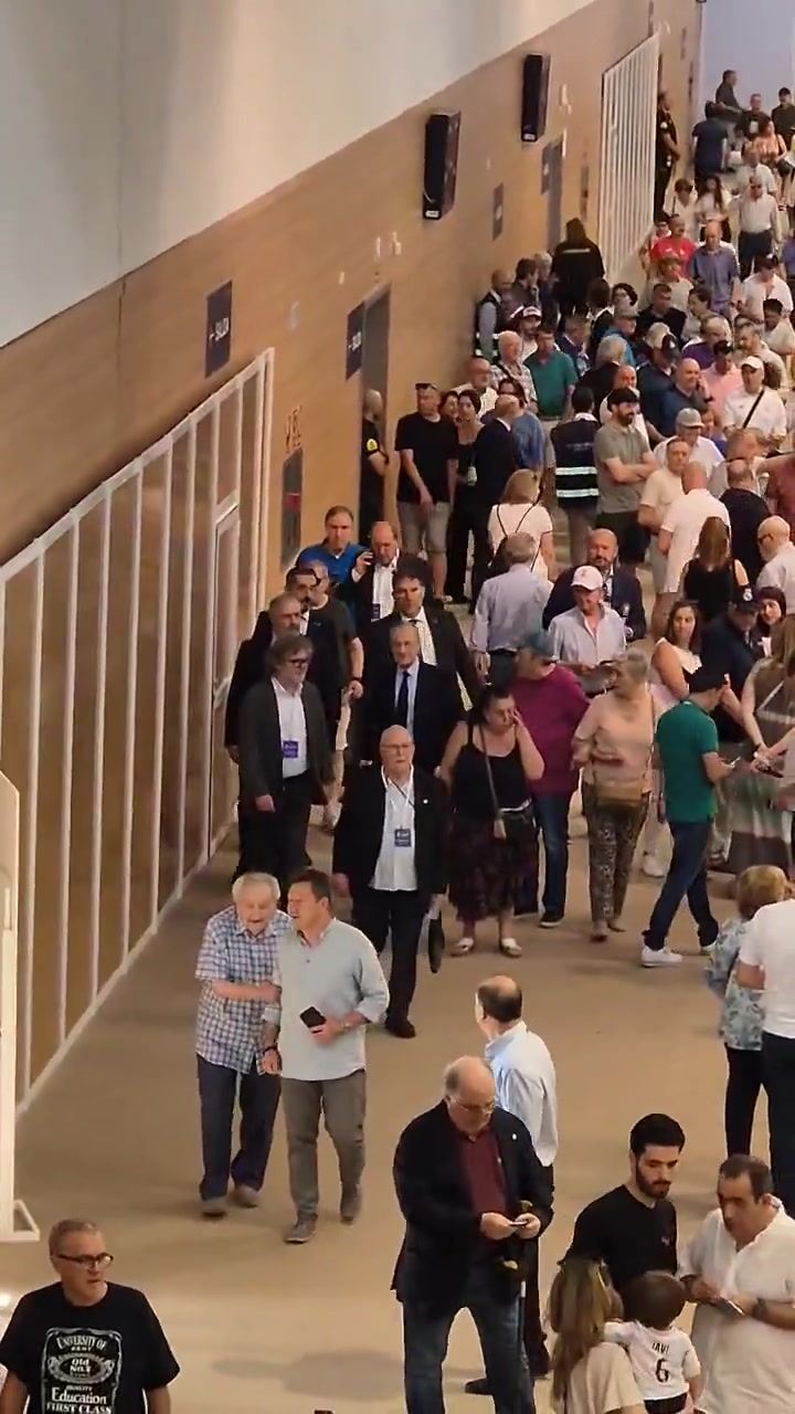 马卡报：弗洛伦蒂诺在选举投票现场停留超3小时，不断与球迷合影