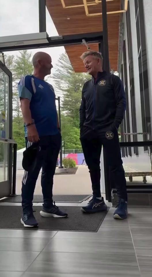 著名厨师戈登·拉姆齐造访苏格兰队，队长罗伯逊向其赠送球衣