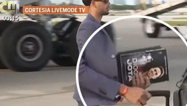 葡媒：葡萄牙国脚努内斯抵达美国机场时，被拍到手持若塔的传记