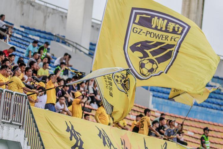 足球报：广东足球今年展现良好势头，广州豹、深圳青年人全力冲超