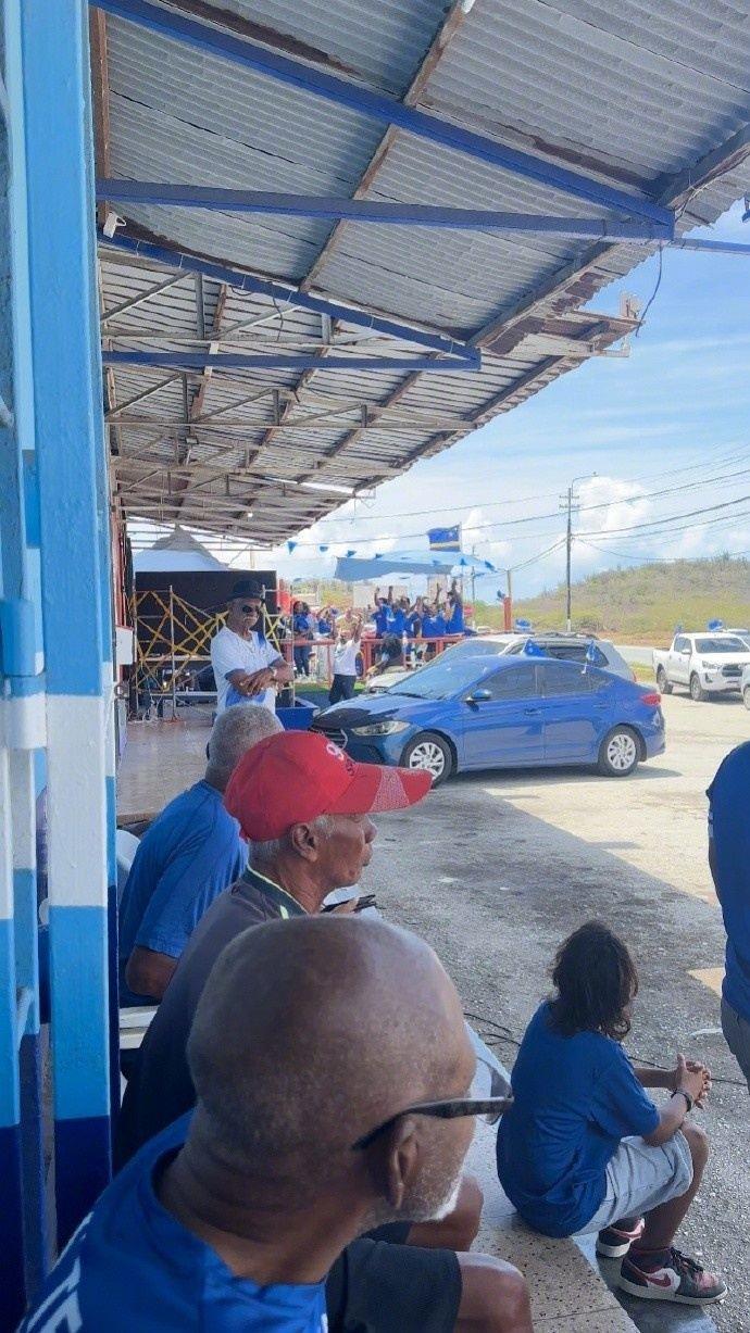 粤媒：库拉索当地广东女店主请客看球，岛上约有五六千名华人