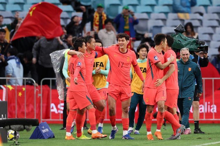 ：国足训练后回看伊朗2-2新西兰集锦，关注亚洲杯同组对手