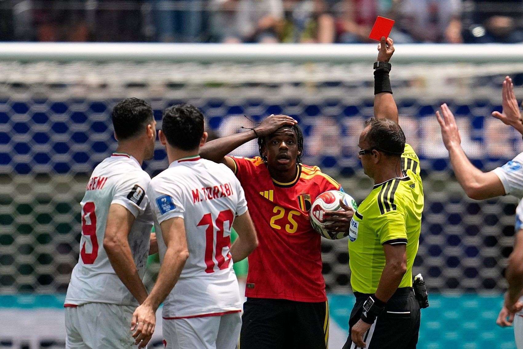 0-0伊朗！库尔图瓦谈红牌：他们应该早点回传给我 世界杯就是这样