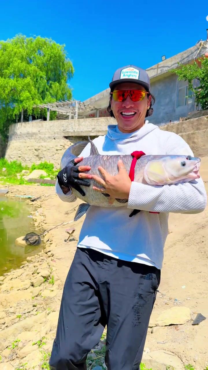 喜笑颜开！博主晒视频，王大雷收获钓鱼生涯第一尾大青
