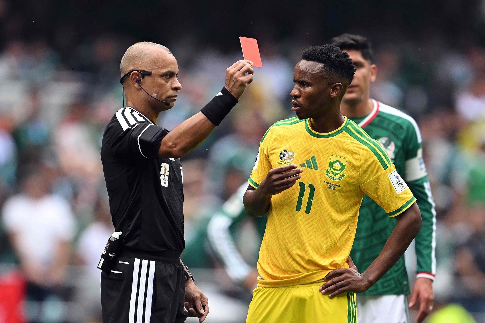科贝：首轮染红的南非中场特姆巴·兹瓦内被FIFA禁赛3场