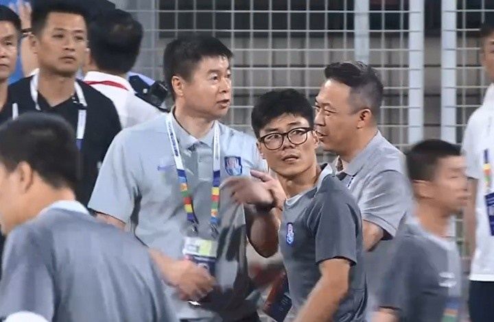 记者：于根伟因补时不足上前理论吃到红牌，球员无奈甚至愤懑