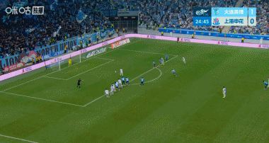 申花1-1扳平英博！主裁回看VAR判宋岳犯规送点，吴曦点射命中