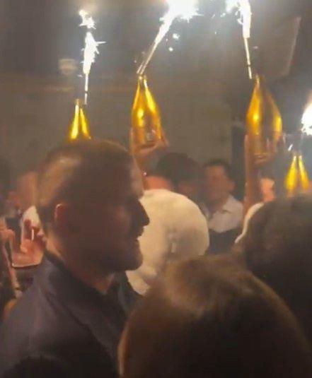英格兰 热刺 拜仁三料队友！戴尔现身凯恩庆祝金球的私人派对